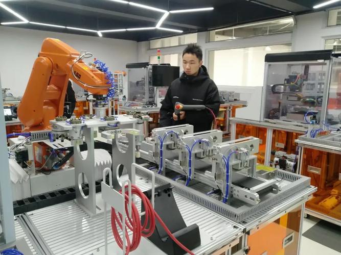 学生在进行工业机器人实操